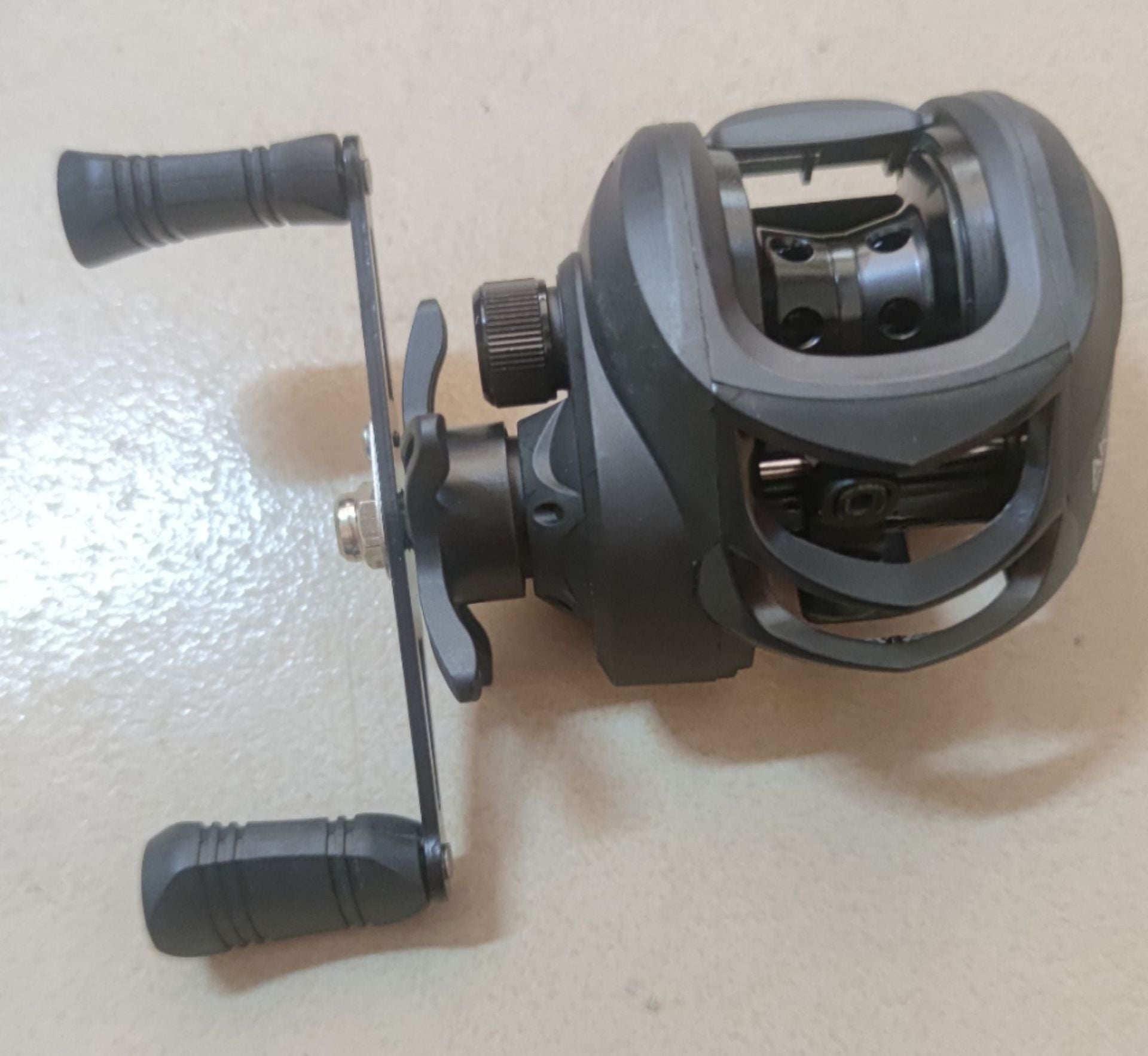 Versatile Baitcasting Fishing Reel - Ambidextrous, 7.2:1 Gear Ratio for Freshwater & Saltwater Angling, Durable Aluminum Alloy & ABS Construction,